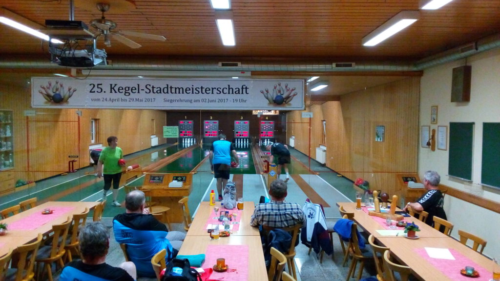 Bild der Kegelbahn im Turnerheim, eine Mannschaft der Kegelabteilung hat gerade Training.